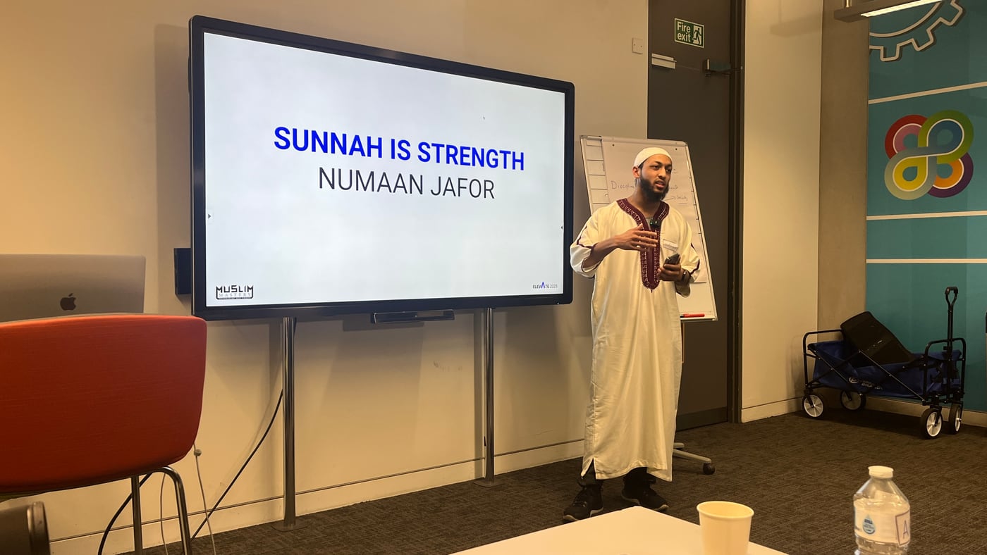 An Elevate builder presenting on strength and the Sunnah